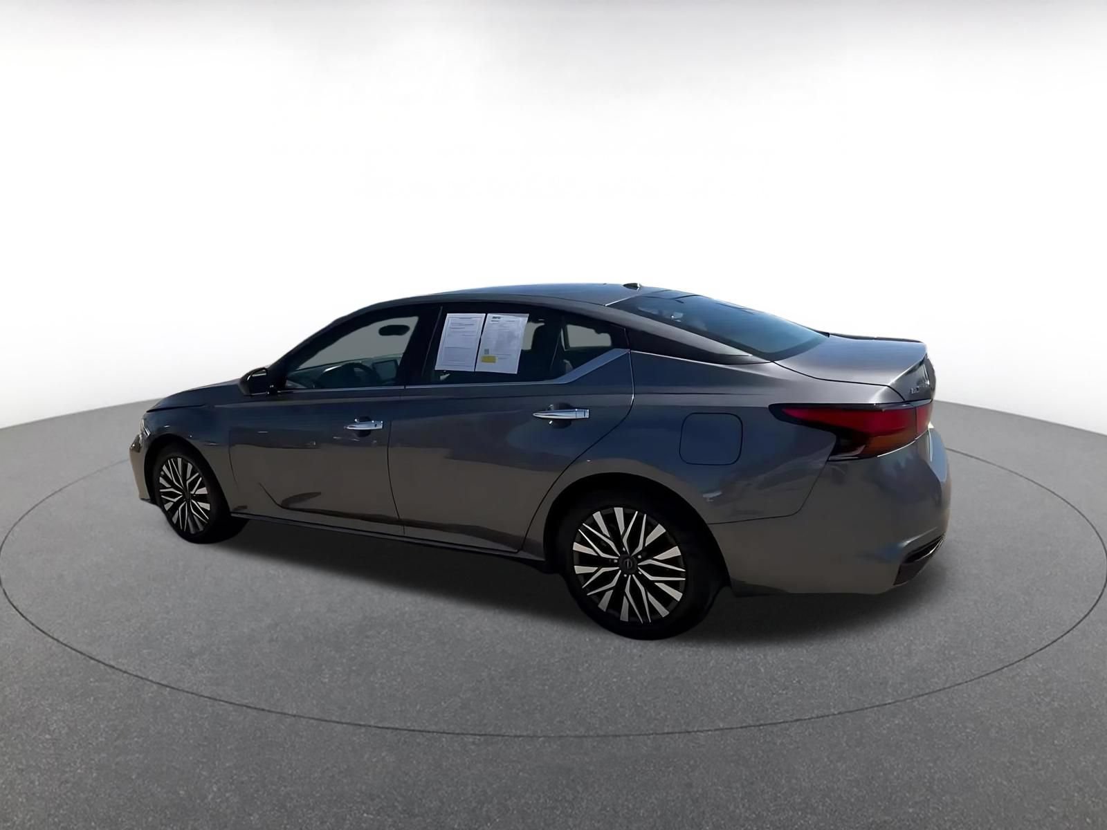 Used 2025 Nissan Altima 2.5 SV FWD image 10