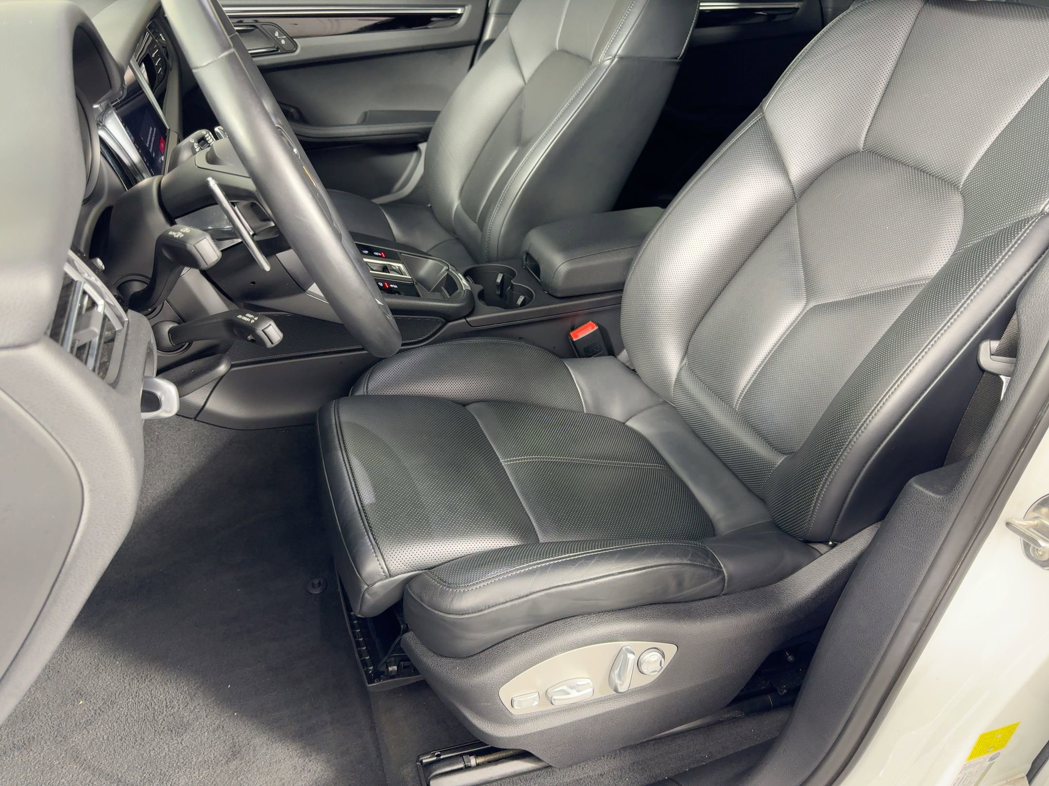 Certified 2024 Porsche Macan image 5