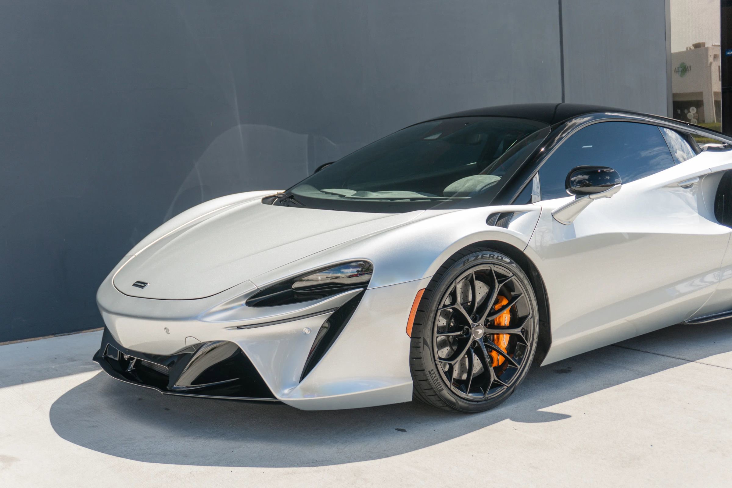 Used 2023 McLaren Artura RWD image 21