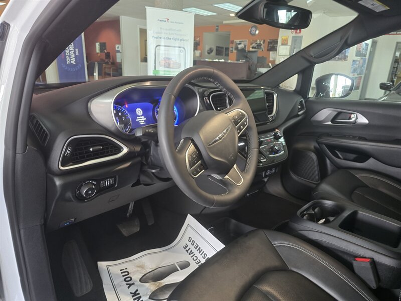Used 2025 Chrysler Pacifica Select FWD image 9