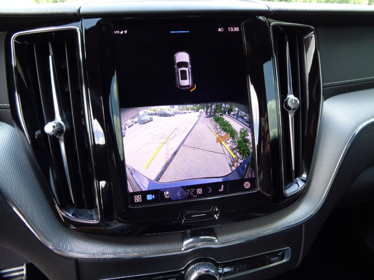 Used 2022 Volvo XC60 B6 R-Design image 15