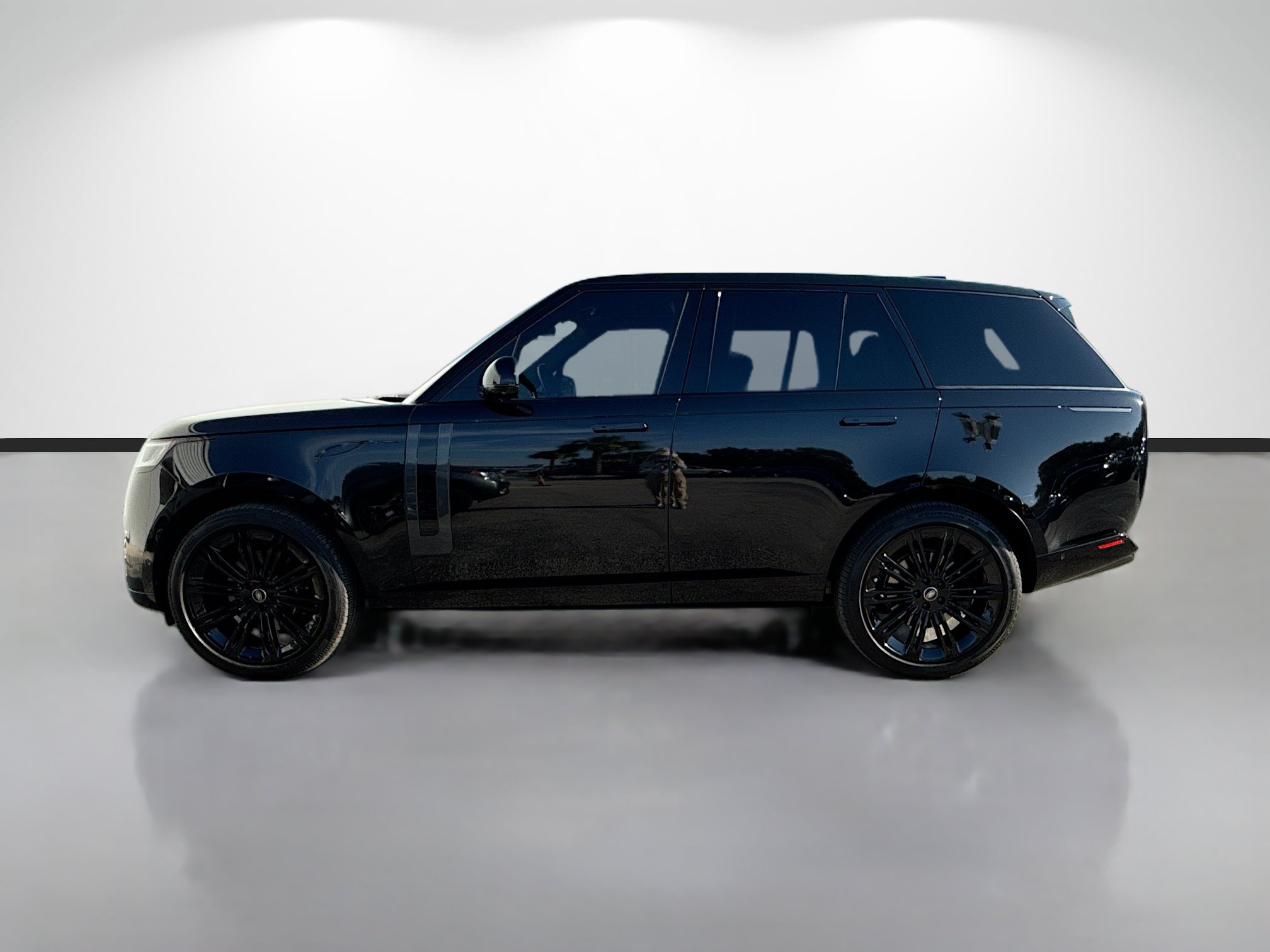 Used 2025 Land Rover Range Rover SE AWD/4WD image 2