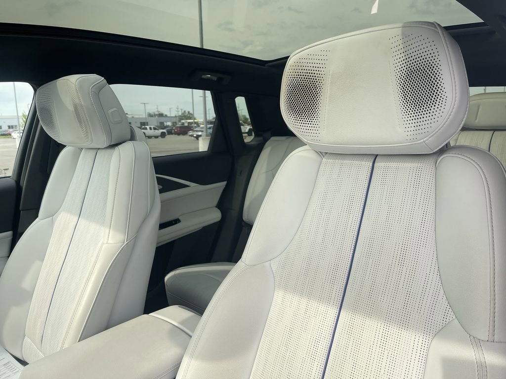 Certified 2024 Cadillac Lyriq Luxury AWD/4WD image 7