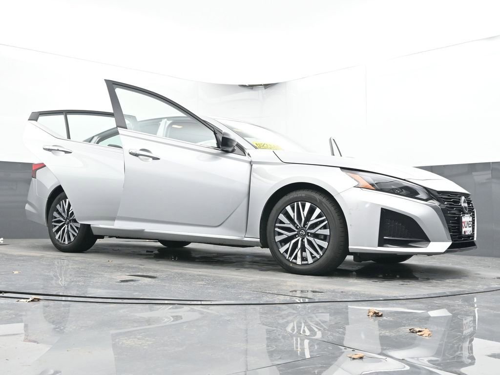 Used 2024 Nissan Altima 2.5 SV FWD image 61