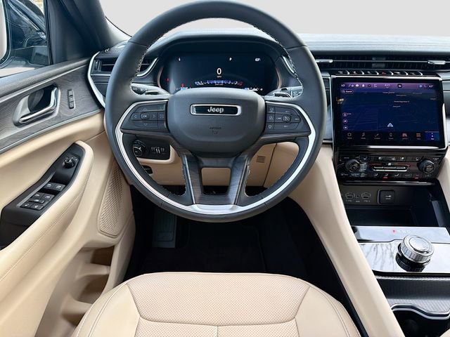Used 2025 Jeep Grand Cherokee Limited w/ Luxury Tech Group II image 17