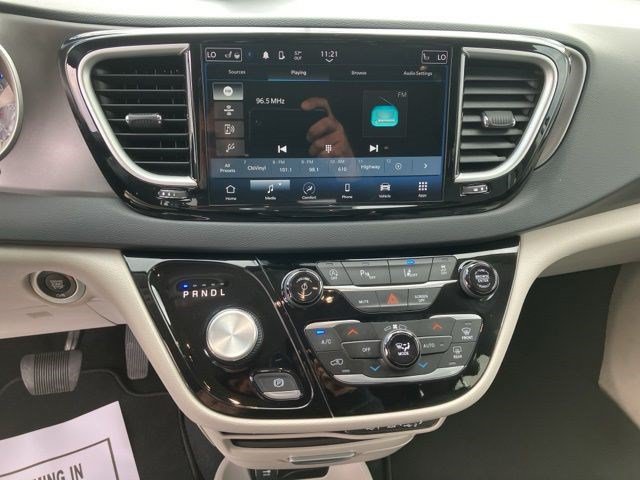 Used 2024 Chrysler Pacifica Touring-L FWD image 15