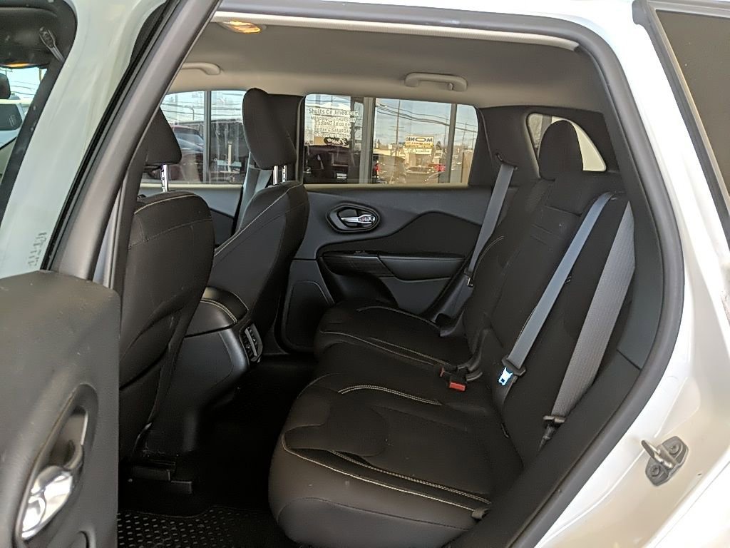 Used 2015 Jeep Cherokee Latitude w/ Cold Weather Group image 11