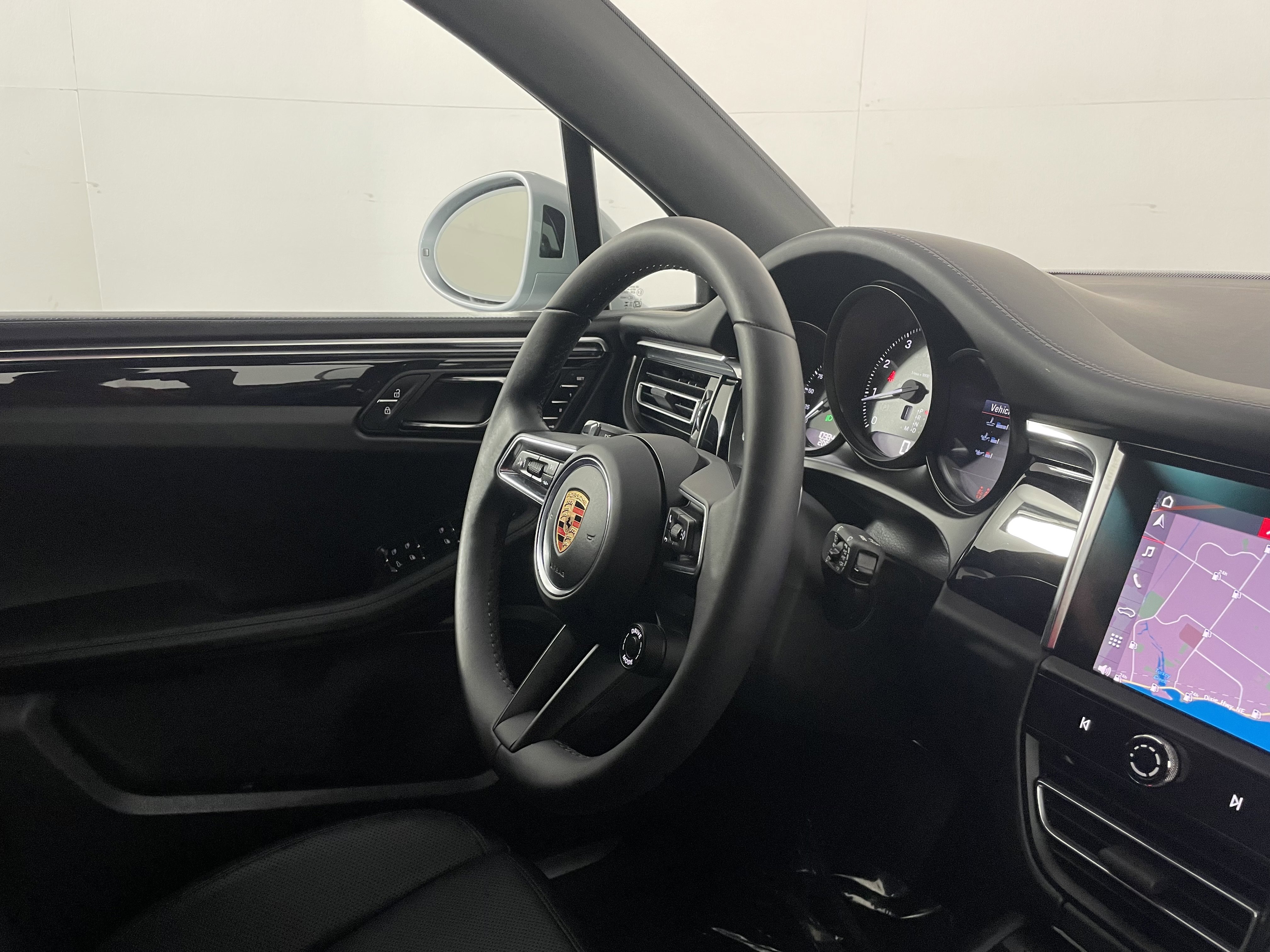 Certified 2025 Porsche Macan S AWD/4WD image 12