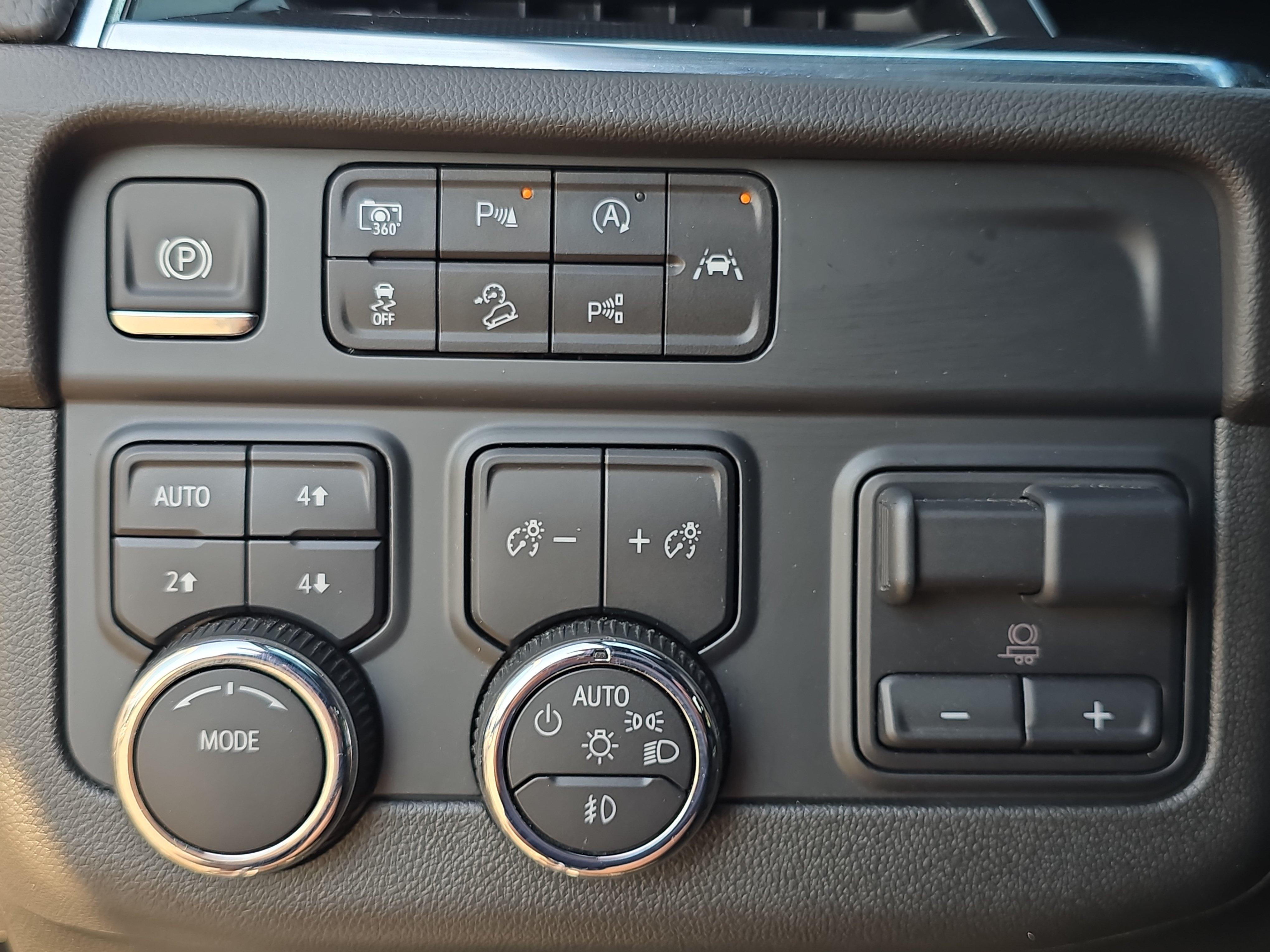 Used 2025 Chevrolet Suburban RST w/ Comfort Package AWD/4WD image 30