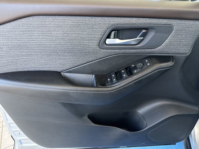 Used 2023 Nissan Rogue SV image 18