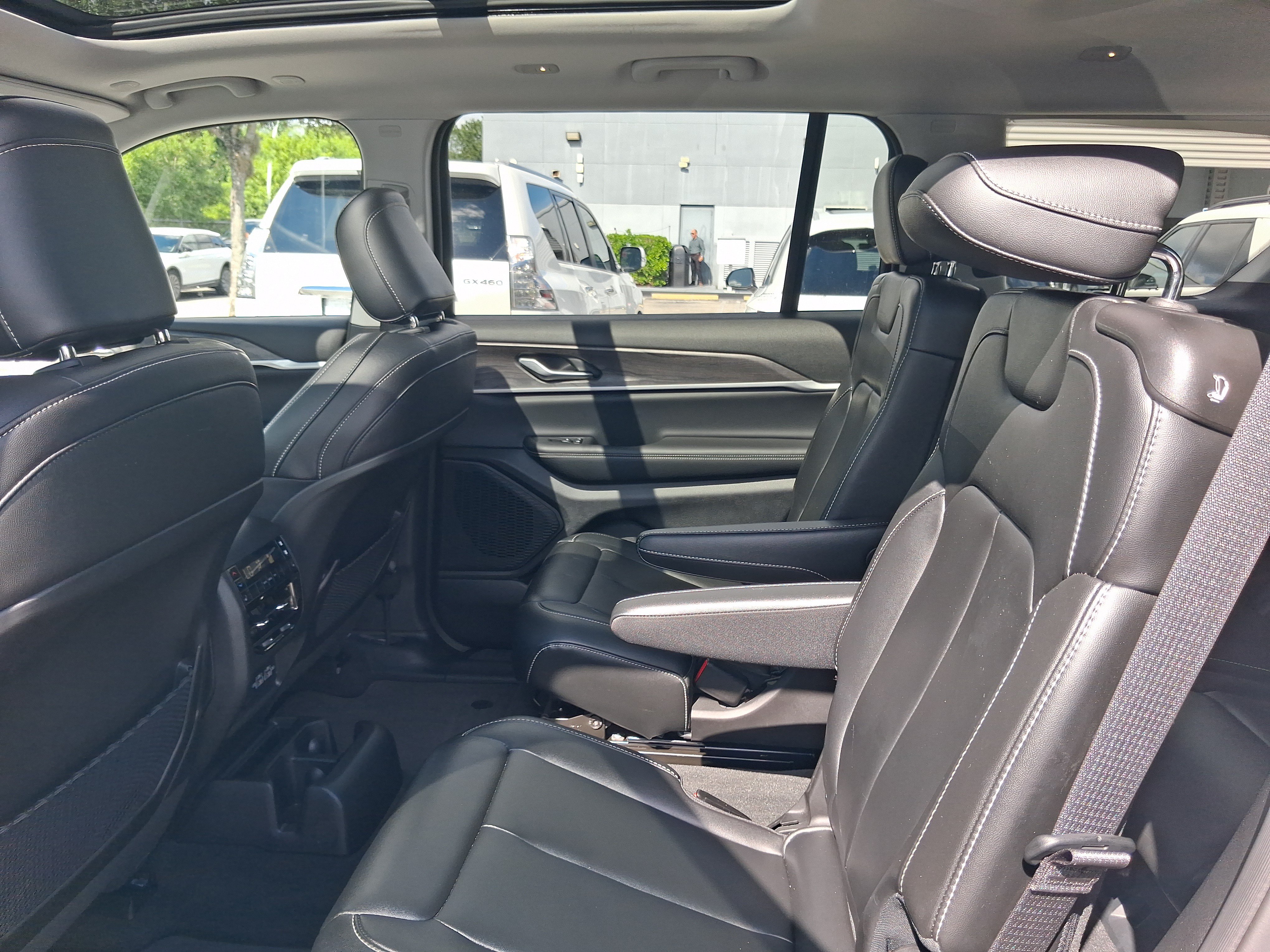 Used 2024 Jeep Grand Cherokee L Limited w/ Black Appearance Package AWD/4WD image 6