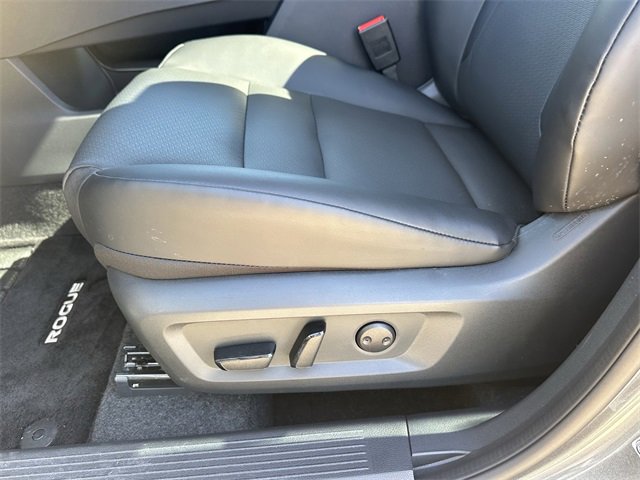 Used 2025 Nissan Rogue SV w/ SV Premium Package image 26