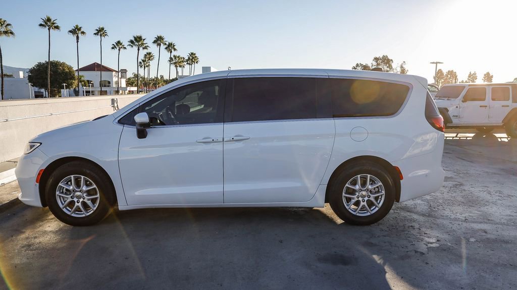 Certified 2023 Chrysler Pacifica Touring-L image 13