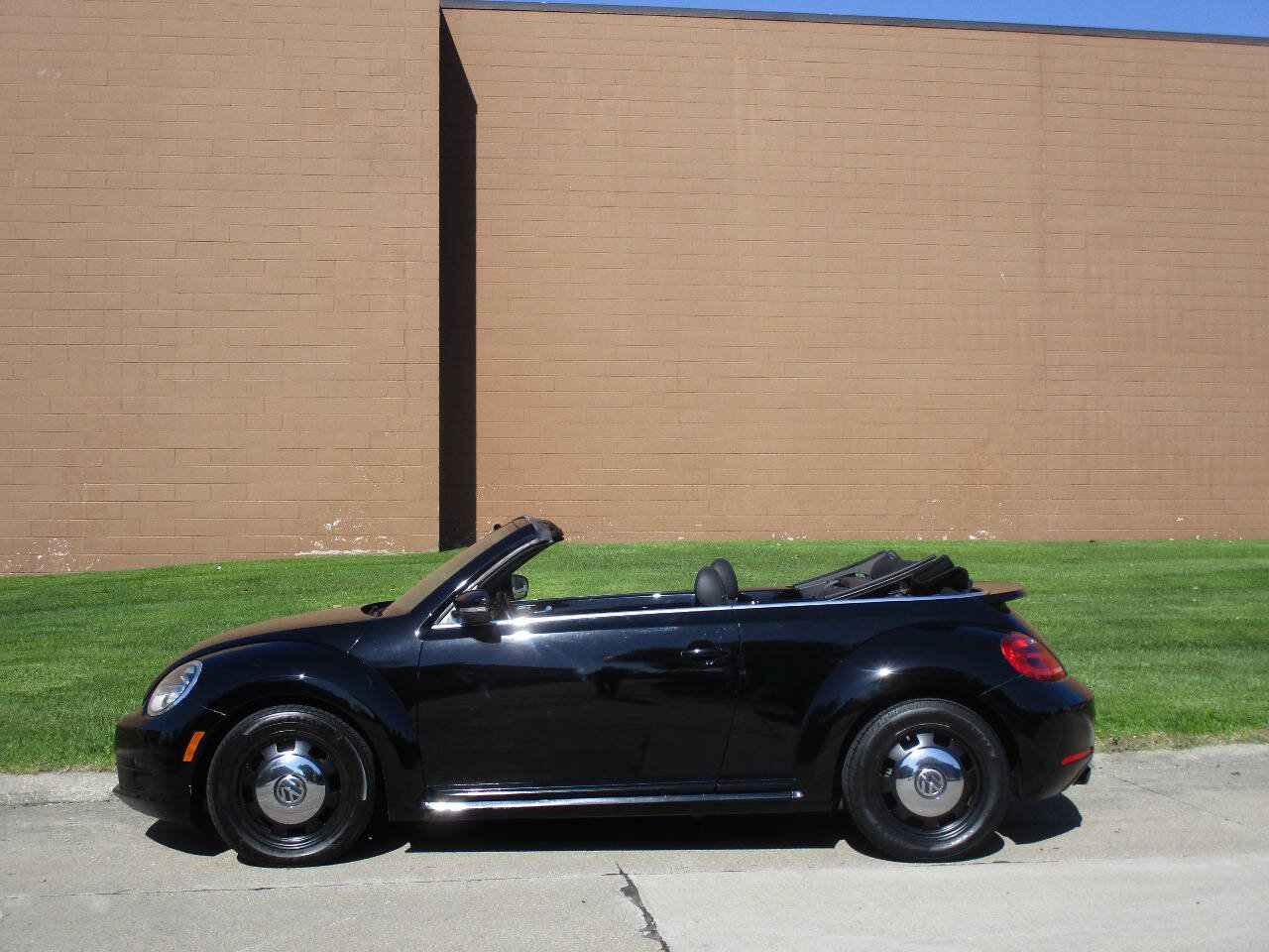 Used 2013 Volkswagen Beetle 2.5 FWD image 4