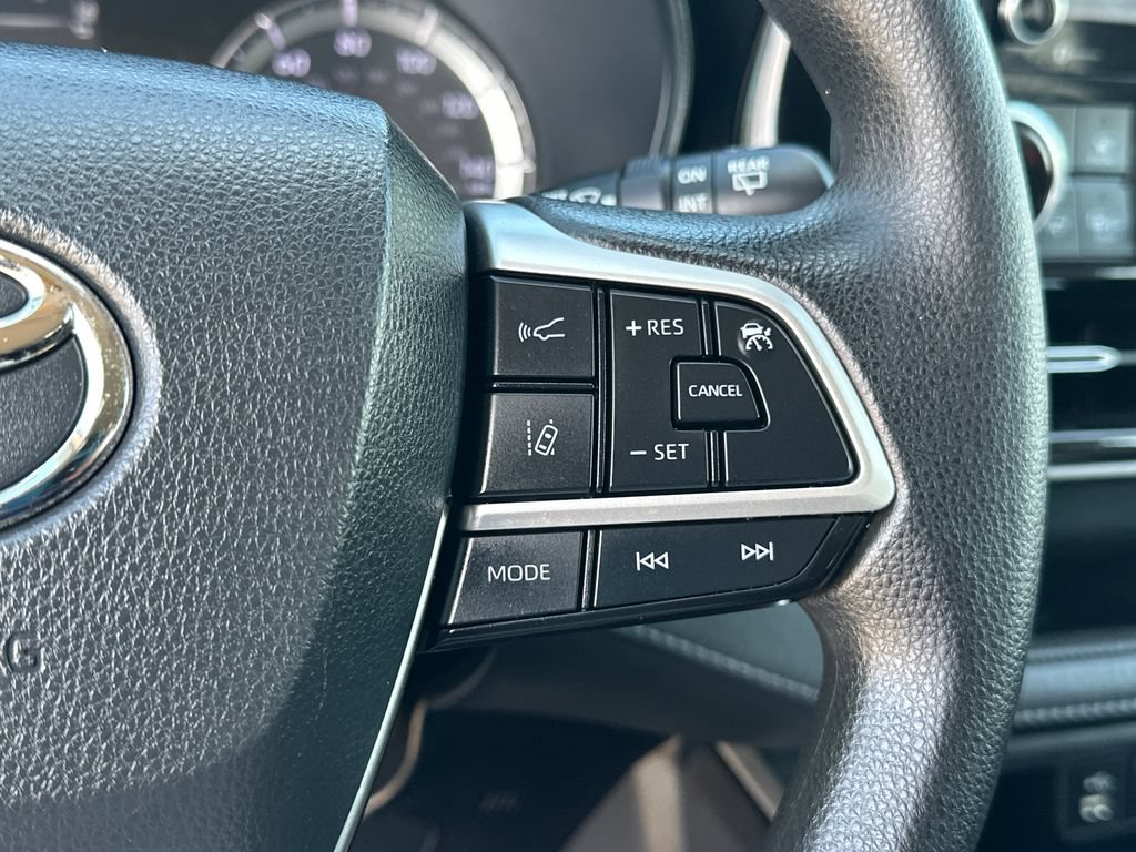 Used 2022 Toyota Highlander L AWD/4WD image 25