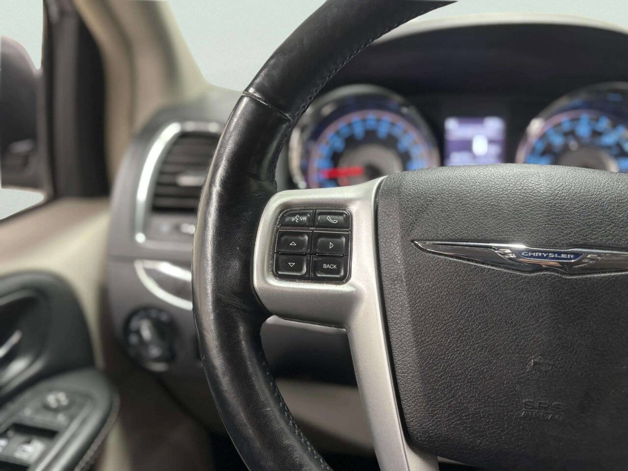 Used 2015 Chrysler Town & Country Touring-L w/ Driver Convenience Group image 31