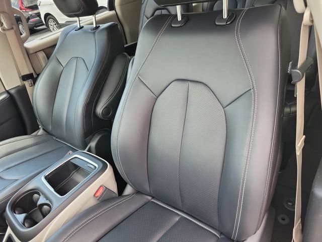 Used 2024 Chrysler Pacifica Touring-L FWD image 13