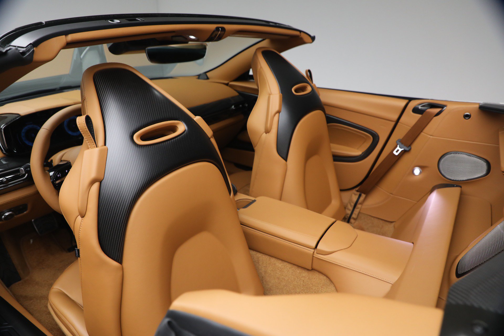 New 2026 Aston Martin Vanquish Convertible RWD image 31