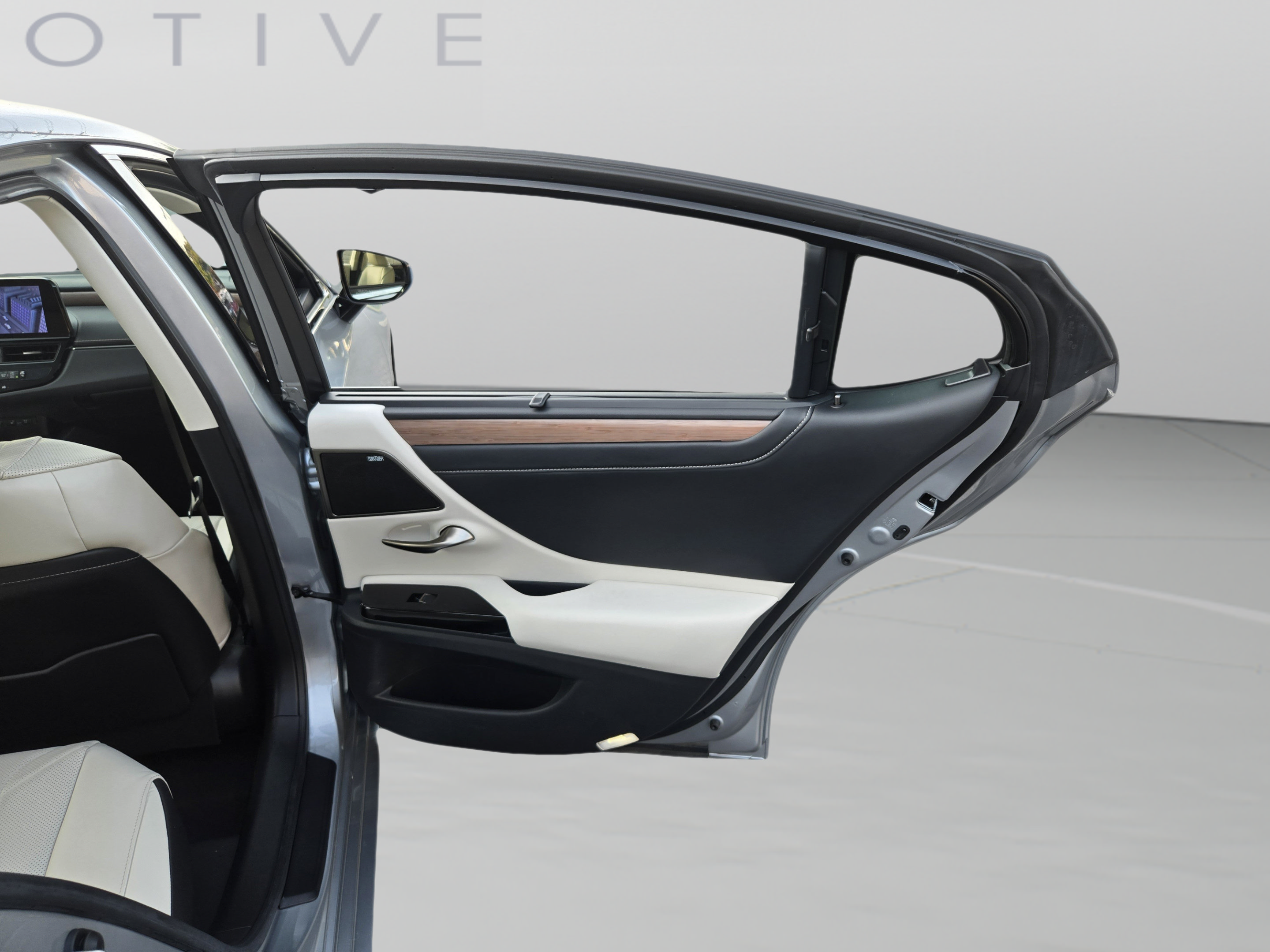 Certified 2025 Lexus ES 300h Ultra Luxury w/ Accessory Package (Z2) FWD image 25