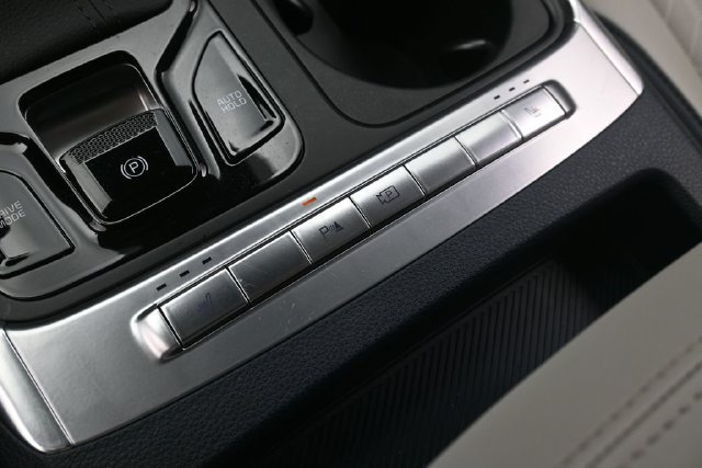Used 2025 Kia Carnival EX FWD image 28