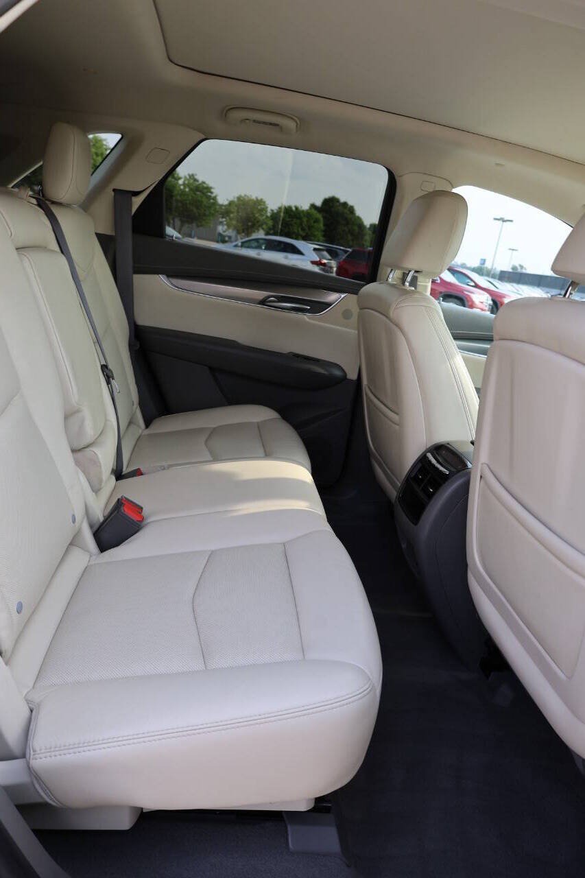 Used 2017 Cadillac XT5 Luxury w/ Driver Awareness Package AWD/4WD image 16