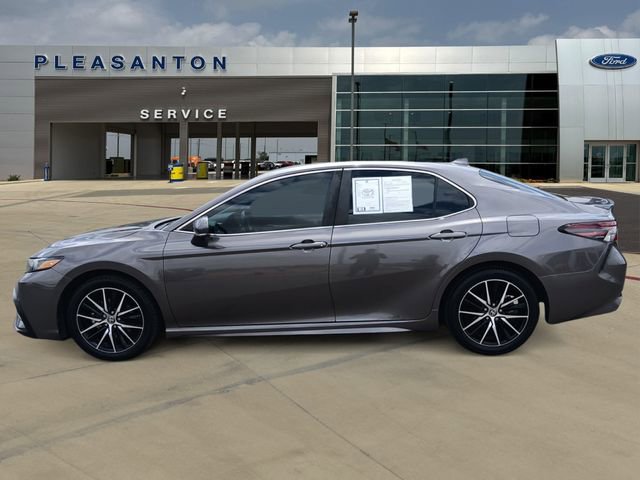 Used 2023 Toyota Camry SE image 2