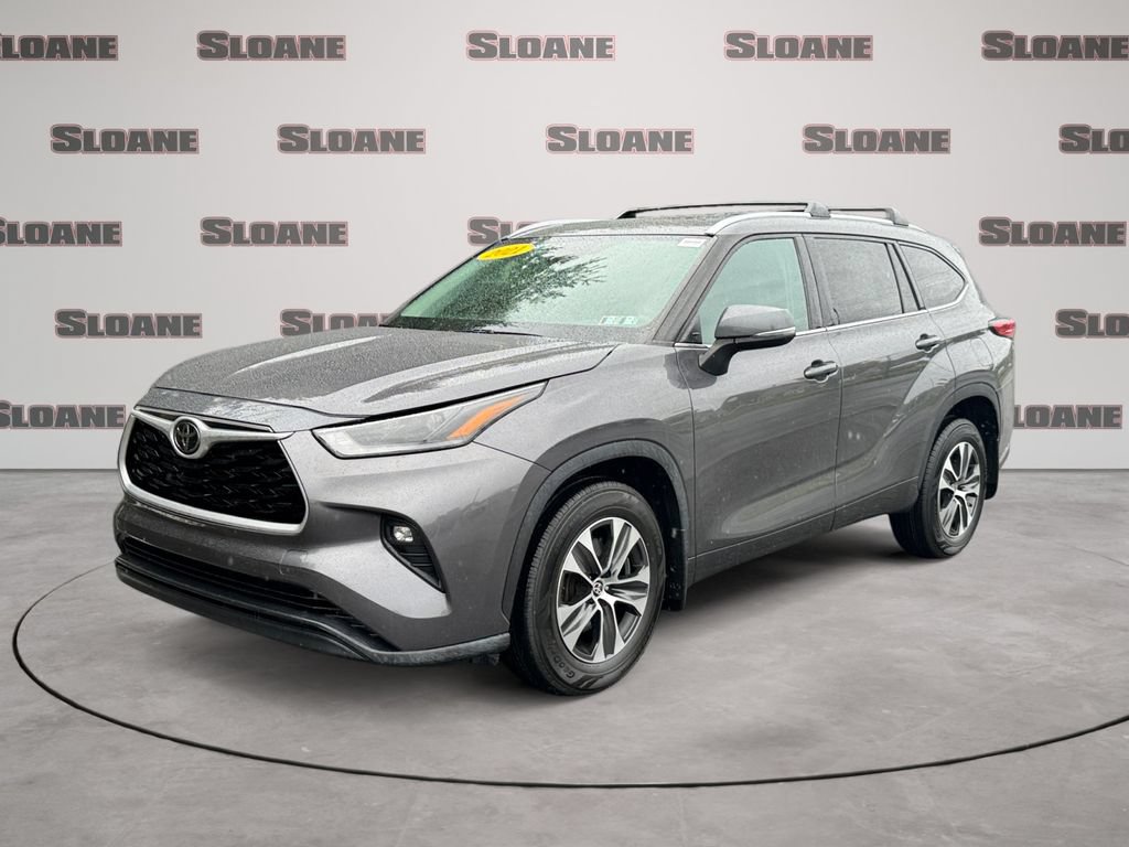 Used 2021 Toyota Highlander XLE AWD/4WD video 1