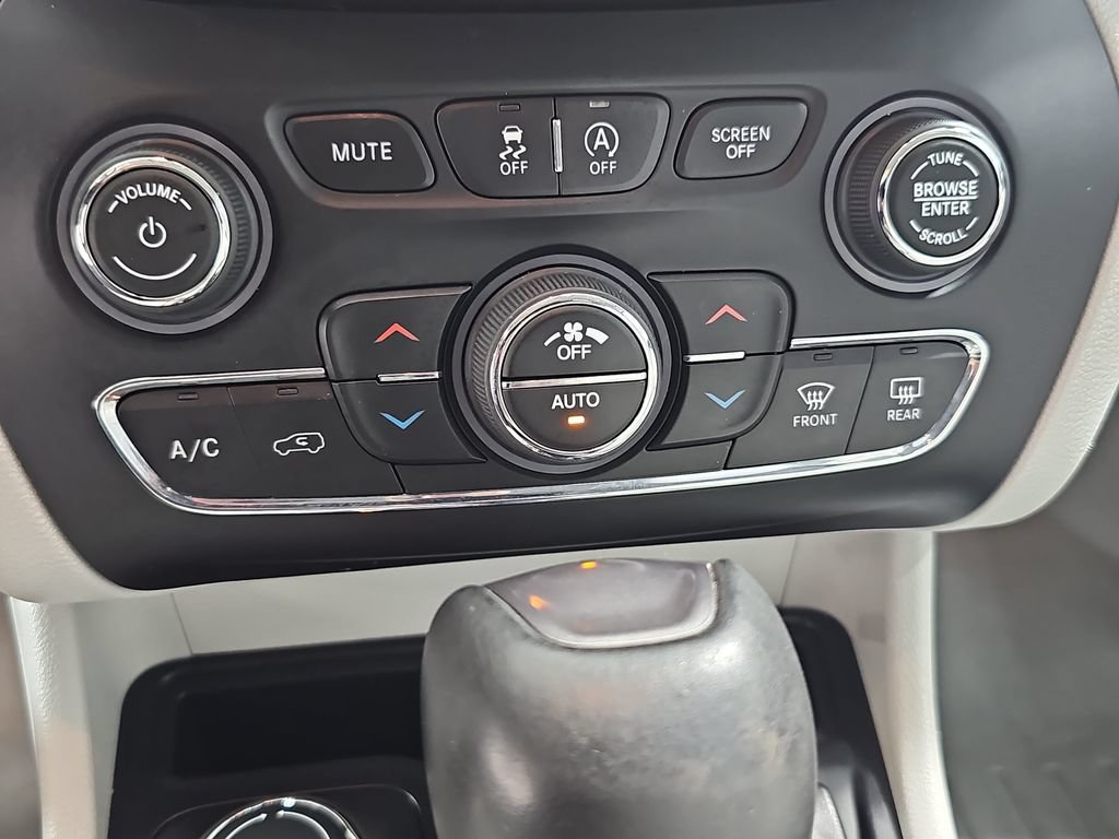 Used 2020 Jeep Cherokee Limited AWD/4WD image 28