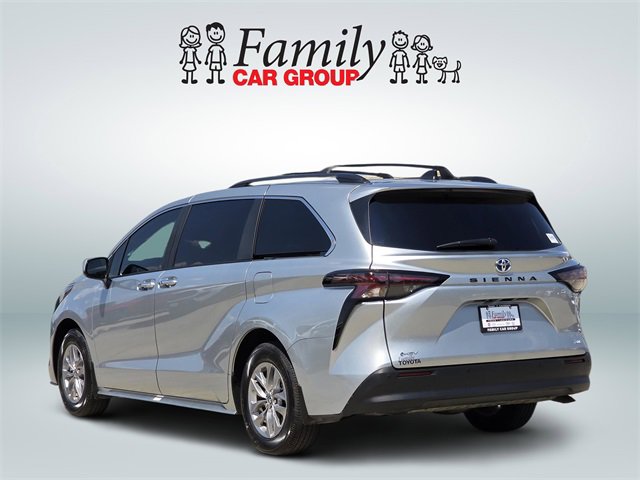 Used 2025 Toyota Sienna XLE image 3