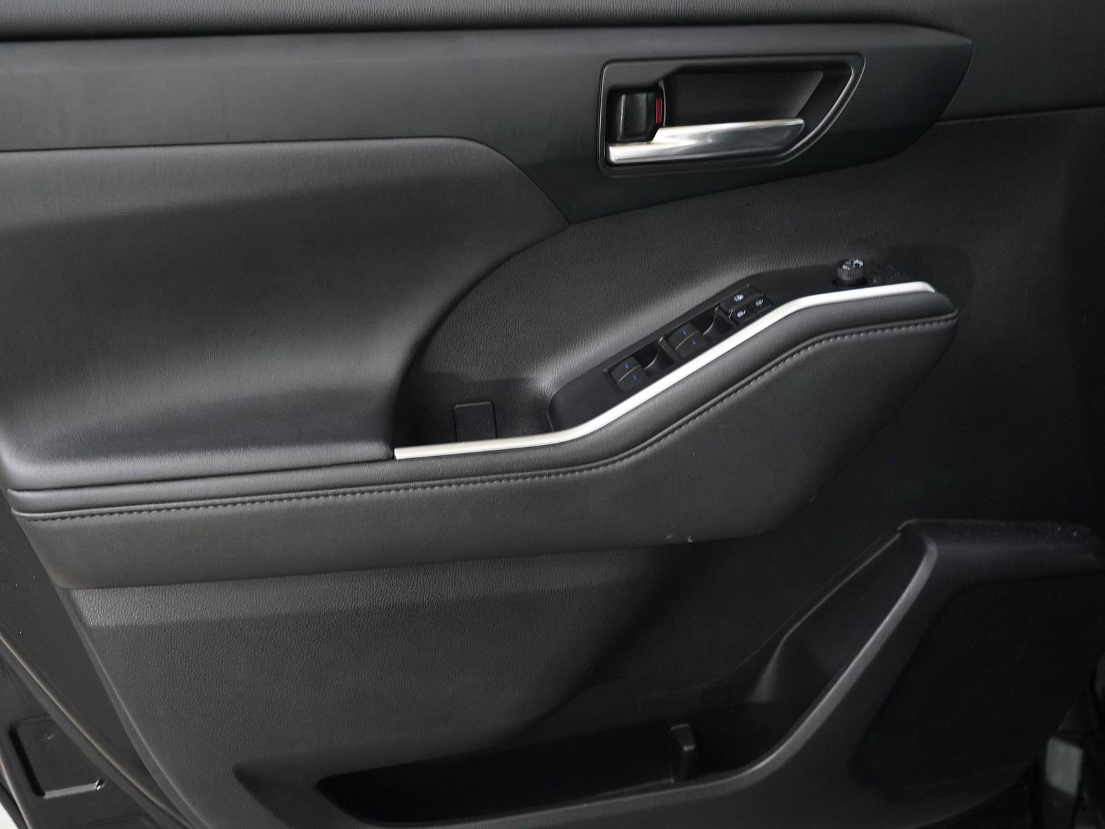 Used 2021 Toyota Highlander XLE image 17