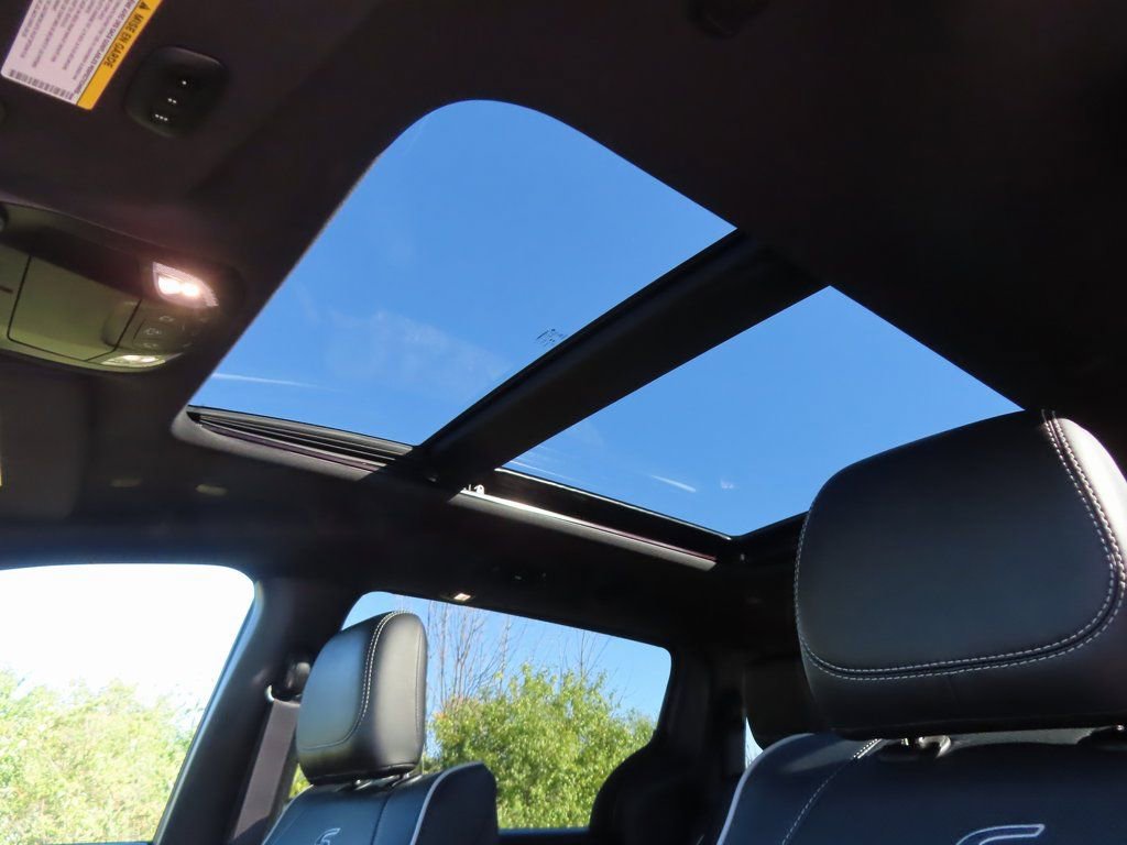 Certified 2022 Chrysler Pacifica Limited w/ S Appearance Package image 5