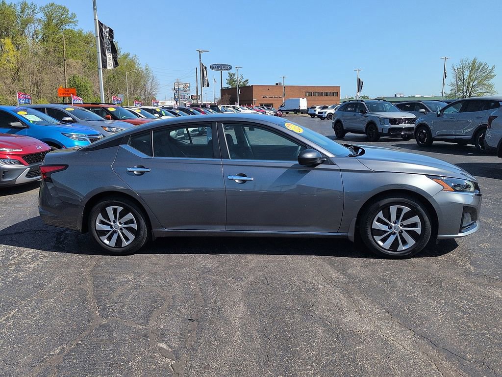 Used 2024 Nissan Altima 2.5 S FWD image 2
