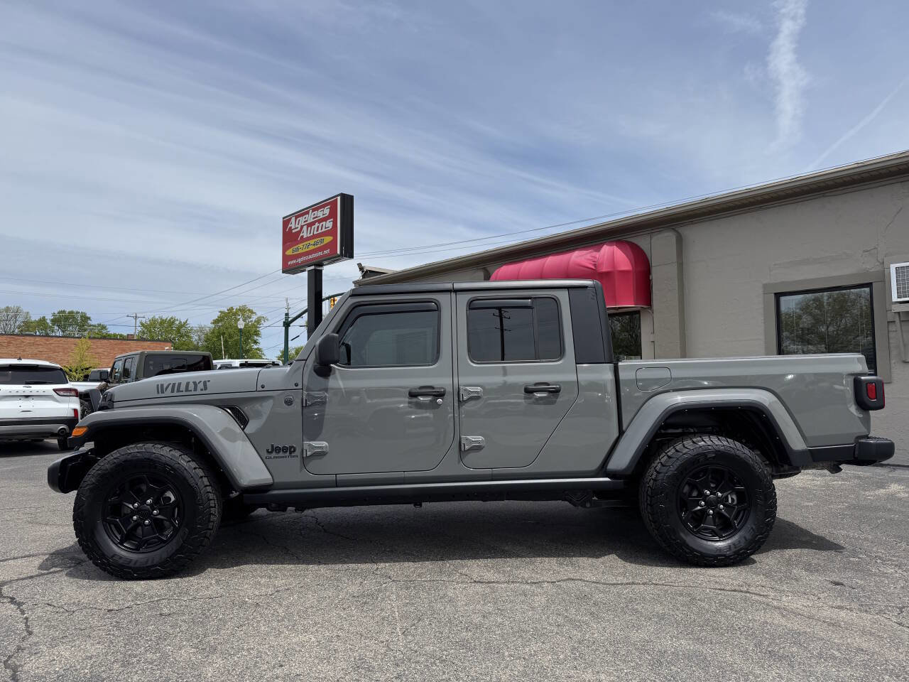 Used 2022 Jeep Gladiator Willys AWD/4WD image 5