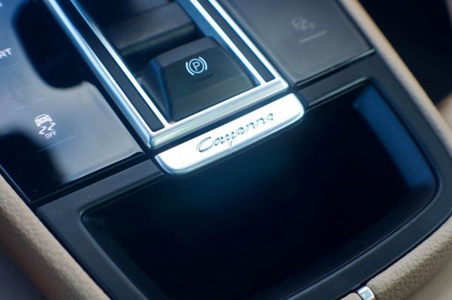 Used 2023 Porsche Cayenne AWD/4WD image 28