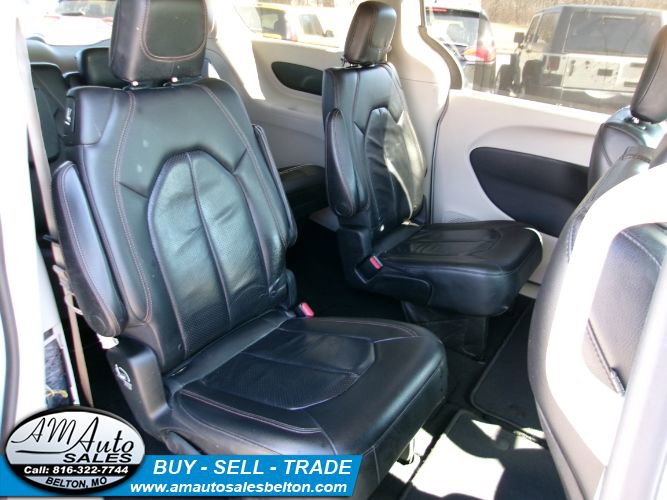Used 2018 Chrysler Pacifica Touring-L image 17