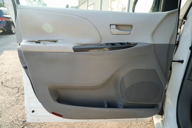 Used 2011 Toyota Sienna image 25