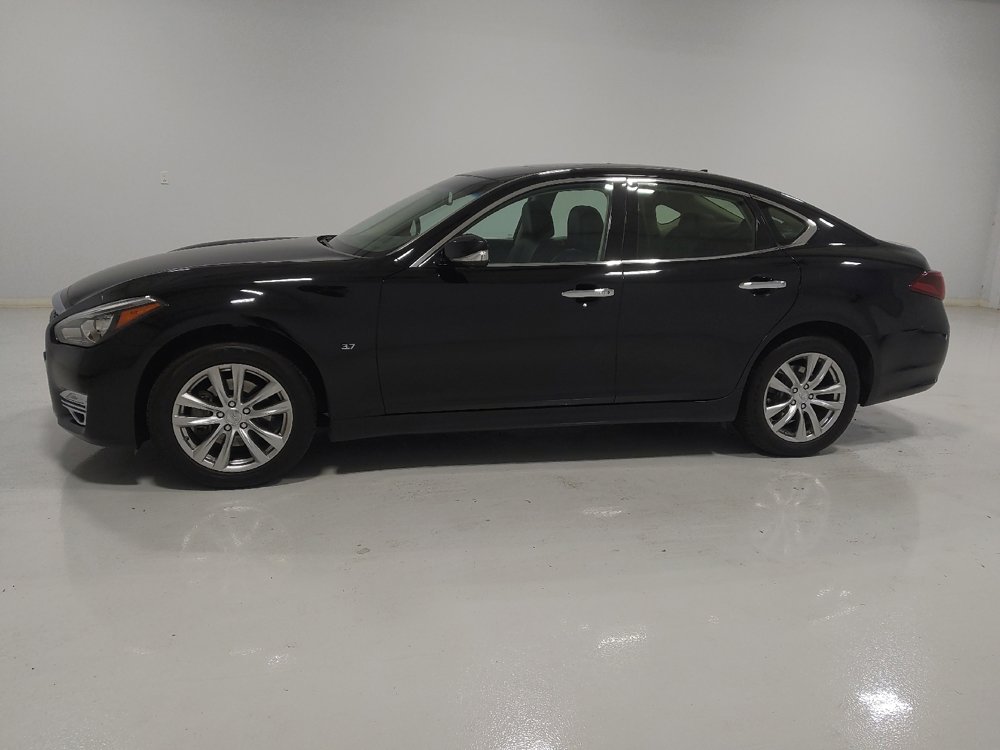 Used 2017 INFINITI Q70 3.7 image 2