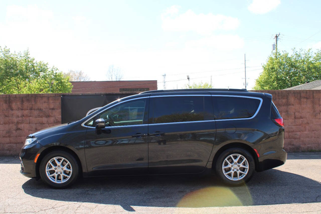 Used 2022 Chrysler Pacifica Touring-L FWD image 2