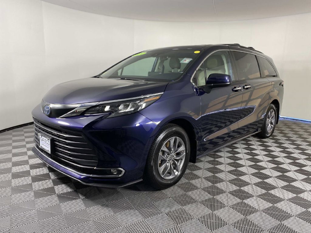 Used 2024 Toyota Sienna XLE w/ XLE Plus Package AWD/4WD image 4