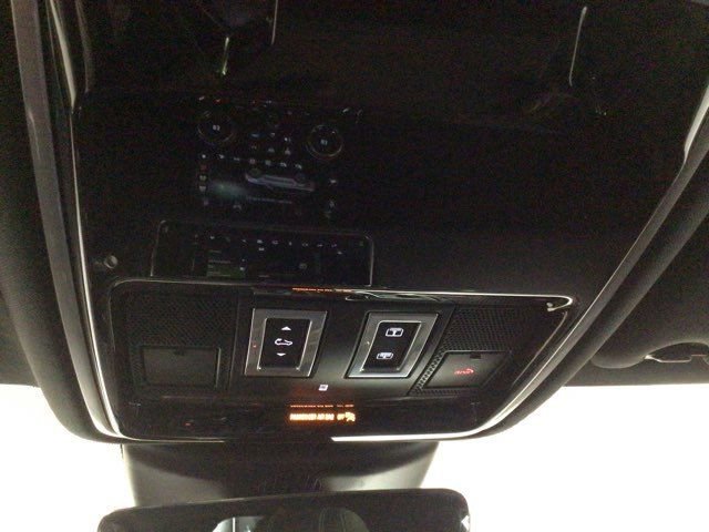 Used 2019 Land Rover Range Rover Velar R-Dynamic SE image 23