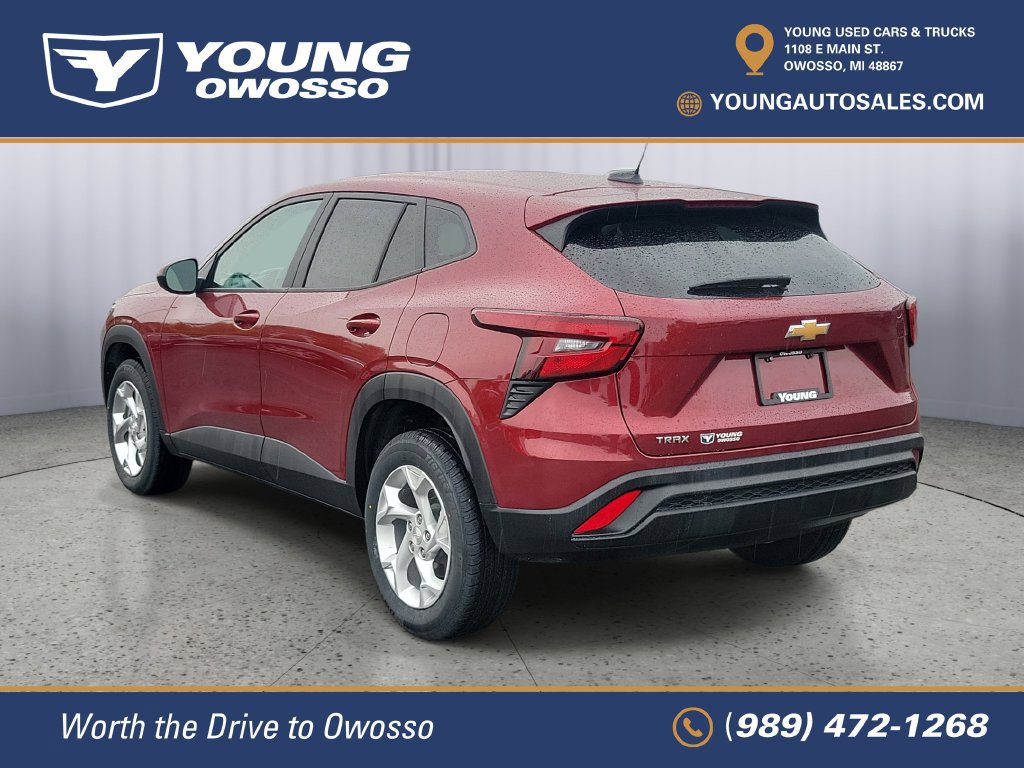 Used 2025 Chevrolet Trax LS w/ LS Convenience Package FWD image 4