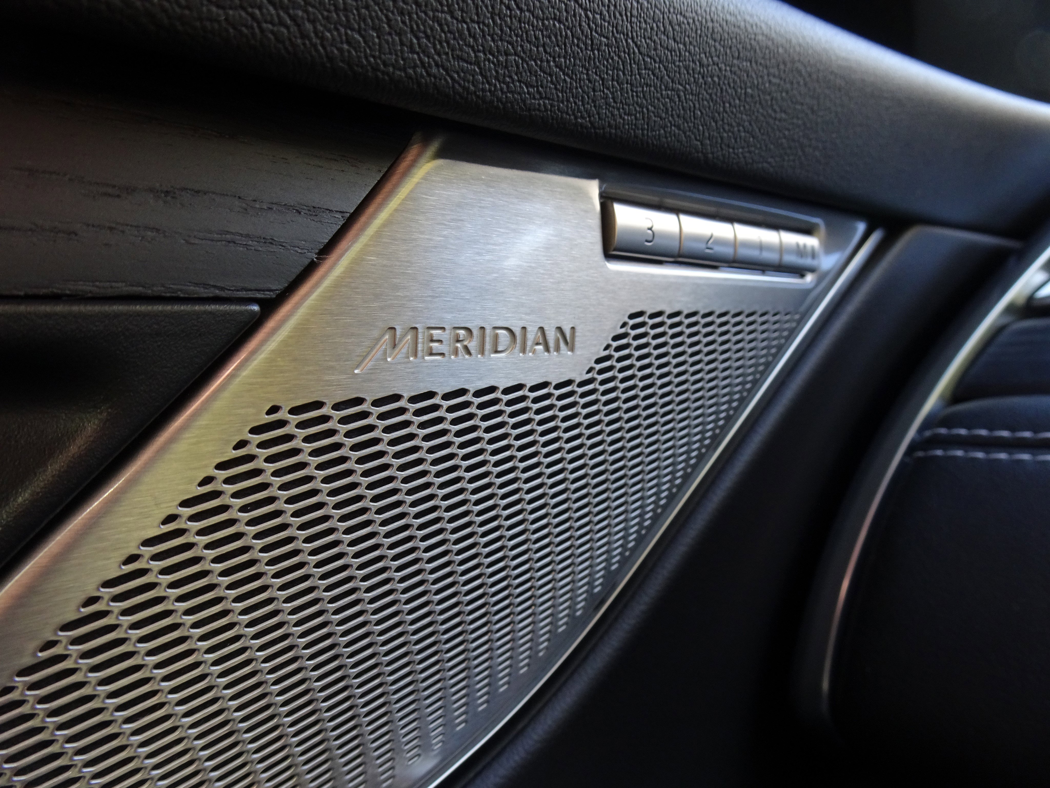 Certified 2025 Jaguar F-PACE R-Dynamic S image 27