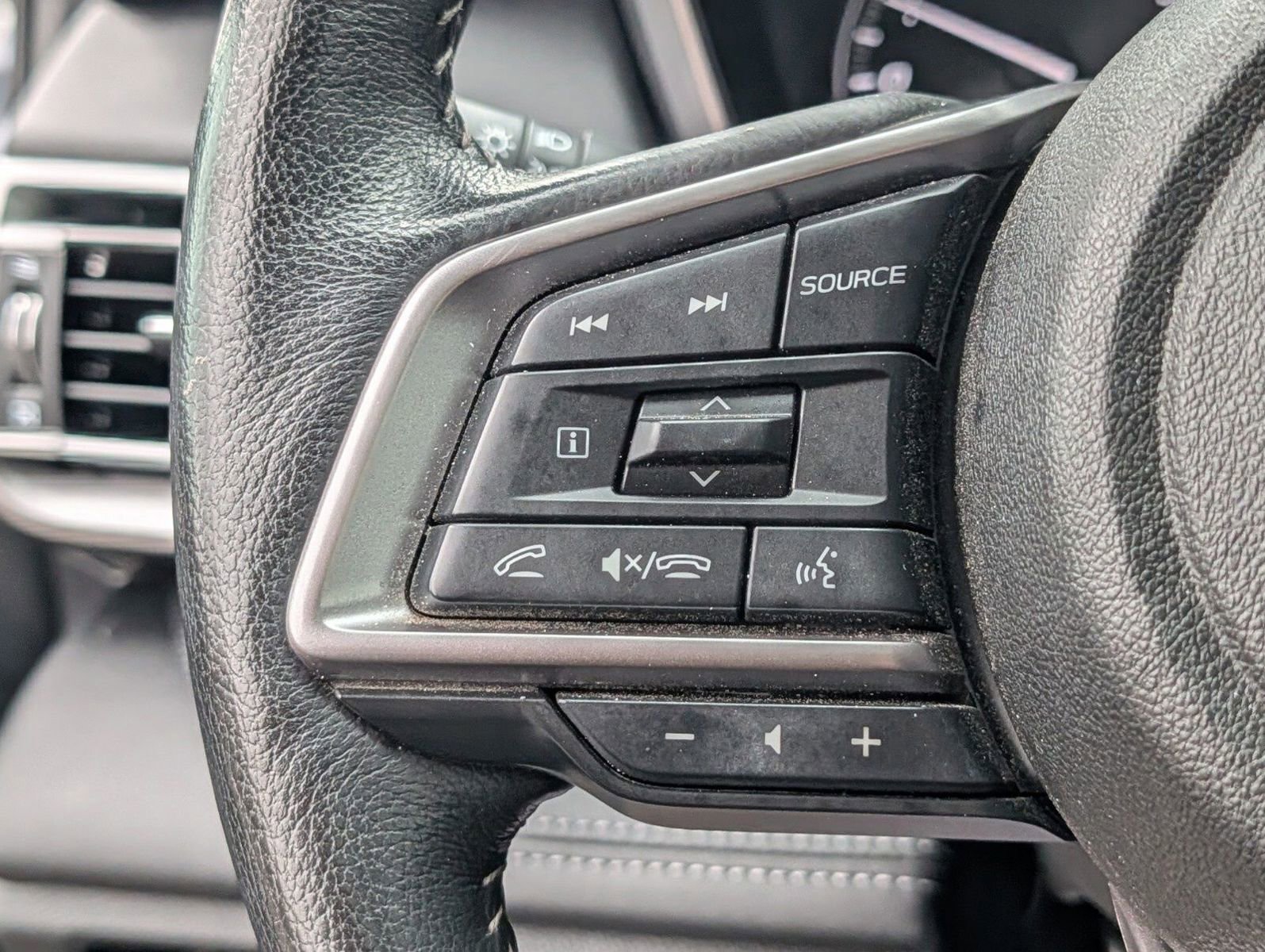 Used 2023 Subaru Outback Limited image 32