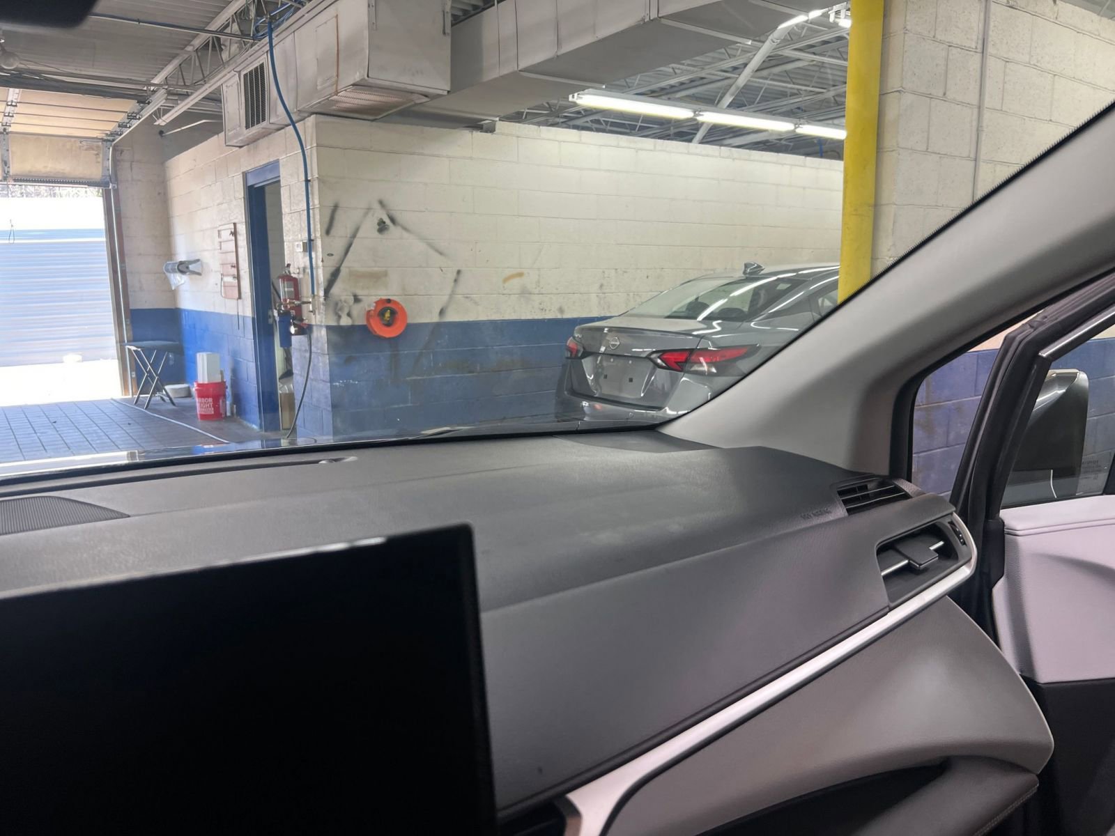 Used 2025 Toyota Sienna XLE image 34