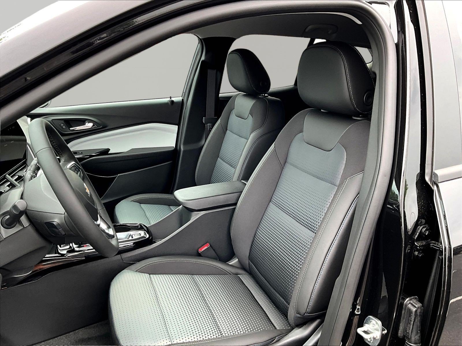 New 2026 Chevrolet Trax LT w/ LT Convenience Package FWD image 17