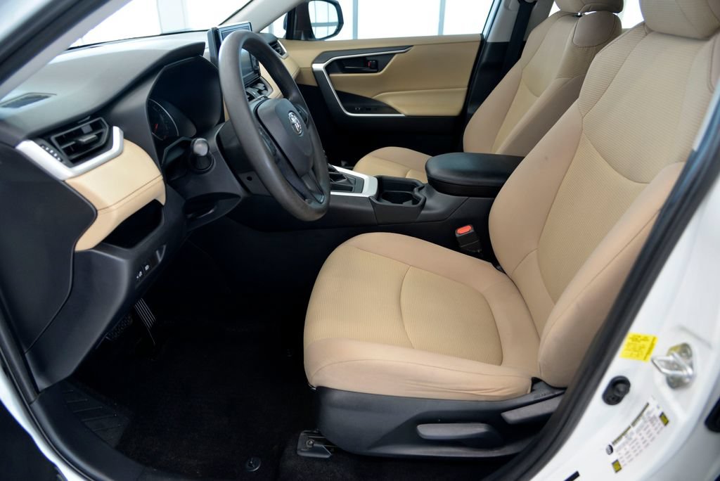 Used 2019 Toyota RAV4 LE FWD image 15