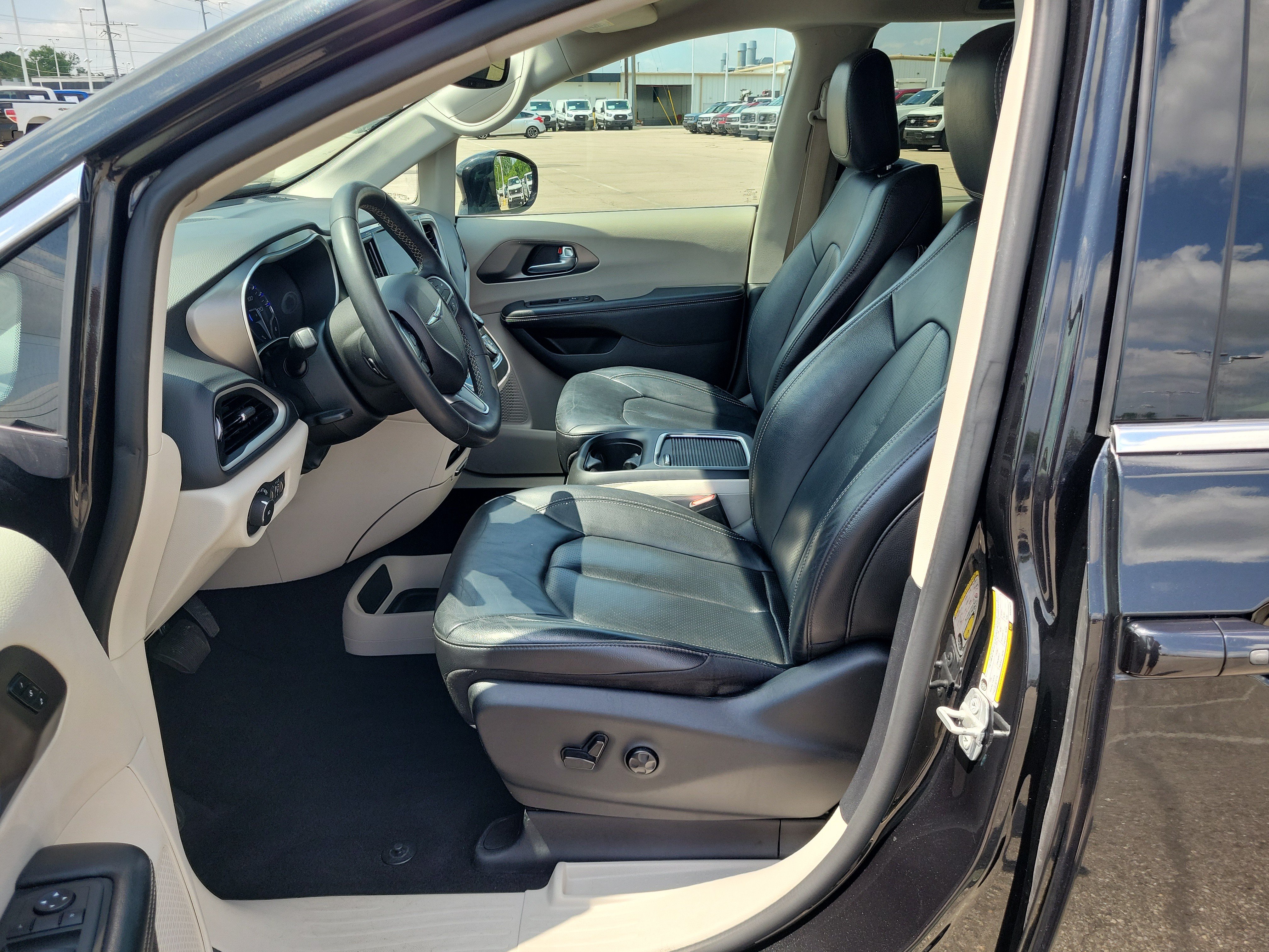 Used 2022 Chrysler Pacifica Touring-L FWD image 14