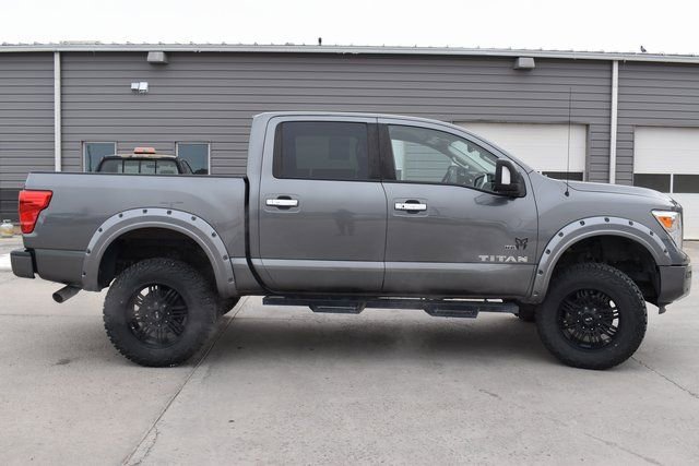 Used 2021 Nissan Titan SV w/ SV Convenience Package image 4