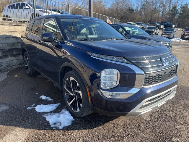 Used 2023 Mitsubishi Outlander SE image 2