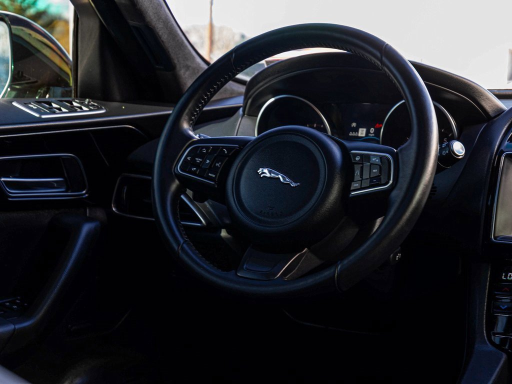 Used 2020 Jaguar F-PACE Premium image 22